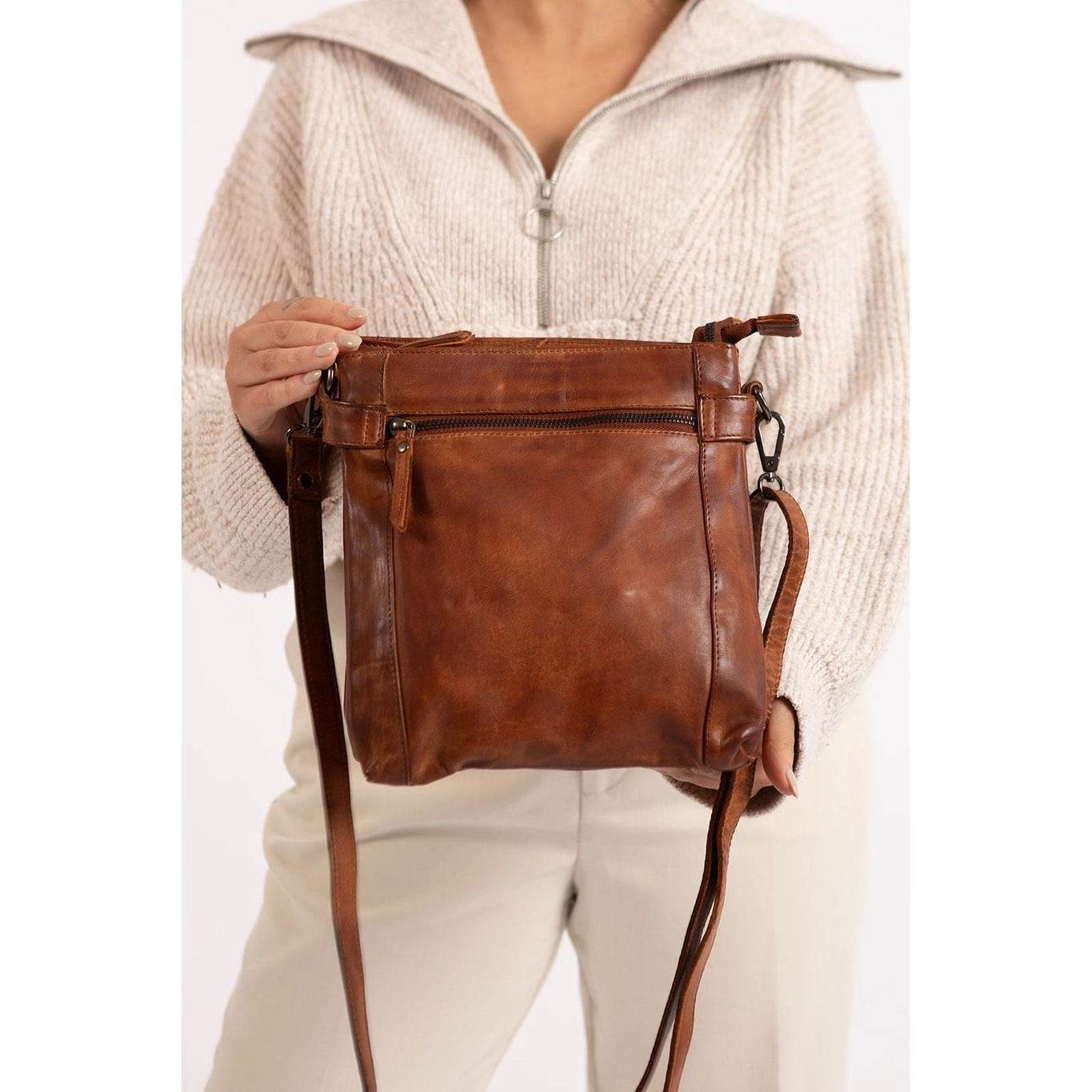 Isalie Leather Shoulder Bag - Cognac