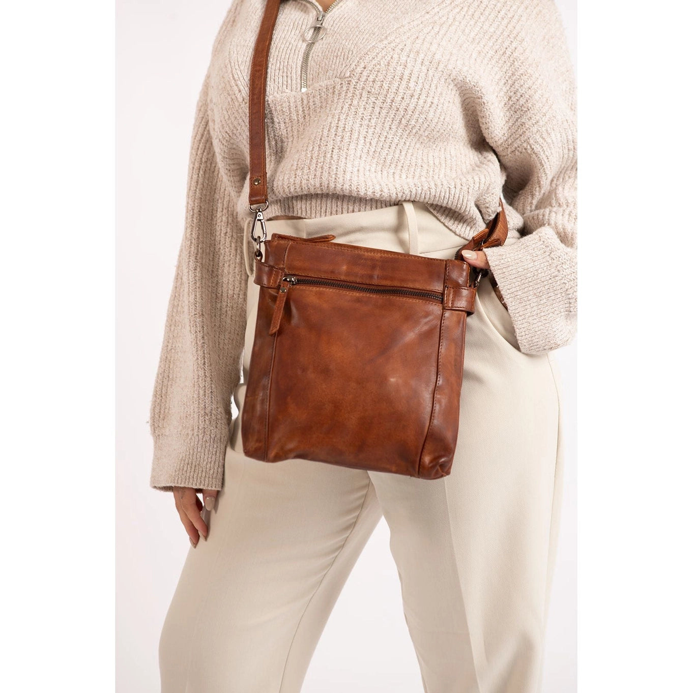 Isalie Leather Shoulder Bag - Cognac